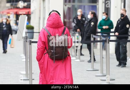 Berlin, Deutschland. März 2021, 17th. Eine Frau läuft am Kuhdamm entlang. Eine Handelskette hat einen Gang mit Barrieren eingerichtet, um den Zugang der Kunden zu regulieren. Quelle: Annette Riedl/dpa/Alamy Live News Stockfoto