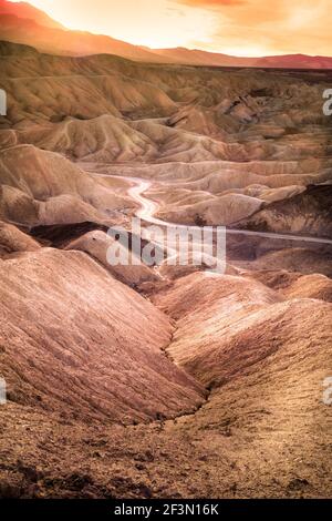 Schöne bunte Death Valley National Park Landschaft Reise Bild mit Berge Stockfoto