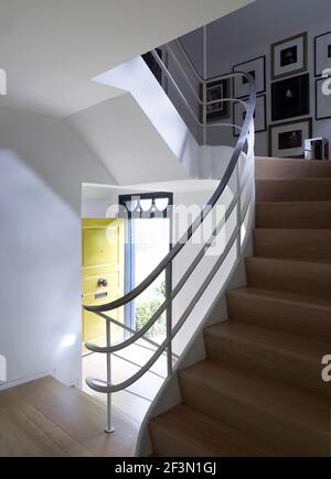Elegante geschwungene Treppe im Flur in kanadischen Haus Stockfoto