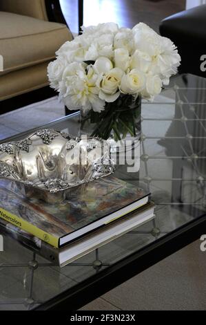 Schnittblumen und Bücher mit Vintage Silber Schale im Wohnzimmer in Shelley Morris entworfenen kolonialen Stil Residenz in New Canaan, Connecticut, USA Stockfoto
