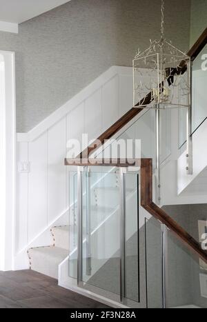 Glasgeländer und Pendelleuchte im Treppenhaus, Cobble Court Interiors, Designer Robert Rizzo, New Canaan, Fairfield County, Connecticut, USA Stockfoto