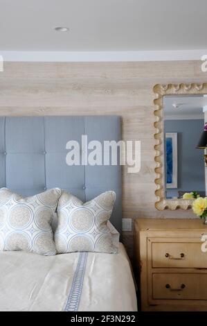 Doppelbett mit hellblau gepolstertem Kopfteil, Cobble Court Interiors, Designer Robert Rizzo, New Canaan, Fairfield County, Connecticut, USA Stockfoto