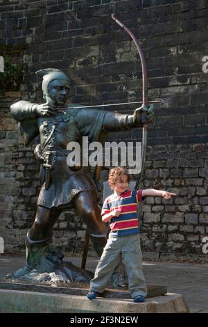 Kind am Fuße des The Robin Hood Statue, Nottingham Castle, England, UK Stockfoto