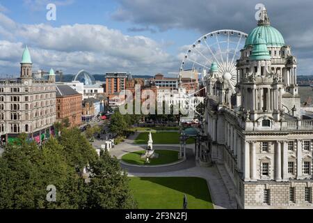 Blick über den Donegal Platz mit dem Rathaus auf der rechten Seite. Die Kuppel des Victoria Square befindet sich auf der Rückseite. Stockfoto