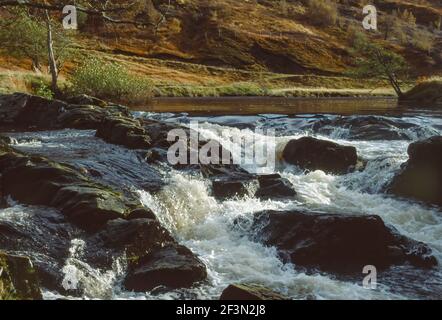 Kaskaden am Fluss Affric, wenn er Loch Affric betritt Schottland Stockfoto