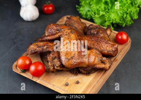 Gegrillte Hähnchenflügel. Kohlenhydratarme und fettreiche Lebensmittel. Menü für Fleischfresser oder Keto-Diät Stockfoto