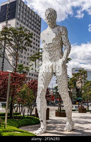 Seoul, Südkorea. 26th Mai 2017. PIXEL MAN, eine riesige Straßenskulptur in Seoul, Südkorea. Stockfoto