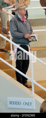 TATTERSALLS VERKÄUFE IN NEWMARKET JOHN MAGNIER 4/10/2005 BILD DAVID ASHDOWN.RACING Stockfoto