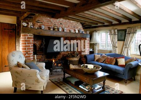 Innenaufnahmen im 'Midwynters Cottage', Magdalen Laver, Essex, der Heimat von Peter und Valerie Carmen. Hauptrezeptionsraum. Stockfoto