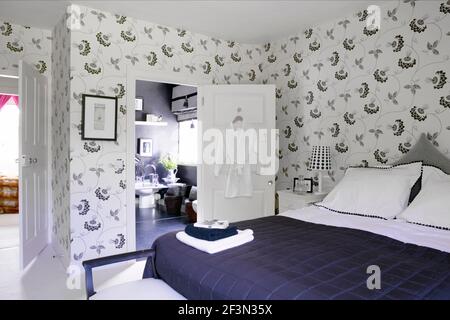 Schwarz-weißes Gästezimmer. Stockfoto