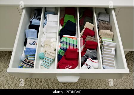 Erhöhte Ansicht der offenen Schublade mit Kindersocken Stockfoto