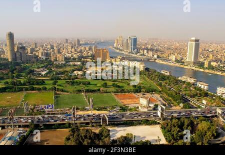 Kairo-Ägypten - 04. Oktober 2020: Schöne Stadtübersicht von Kairo Turm und Autoverkehr während des Tages. Panorama von Kairo Stadtbild mit Nil Fluss. Al Z Stockfoto