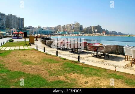 Alexandria - Ägypten - 08. Oktober 2020: Lange Strand von Alexandria touristischen Stadt. Leere Corniche Avenue mit Hotels, Meerlinie mit Cafés während der Stockfoto