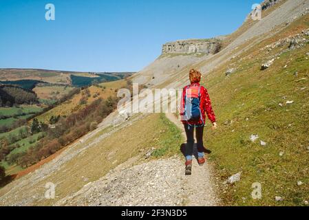 Wandern auf dem Kuhweg im Eglwyseg Valley Wales Stockfoto