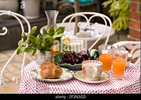 Frühstück auf dem Tisch im Garten, Großbritannien zu Hause Stockfoto