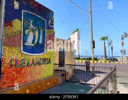 Alexandria - Ägypten - 08. Oktober 2020: Hauptstraße von Alexandria touristischen Stadt. Corniche Avenue mit dem großen Wort "Alexandria" auf einem bunten Mosaik Stockfoto