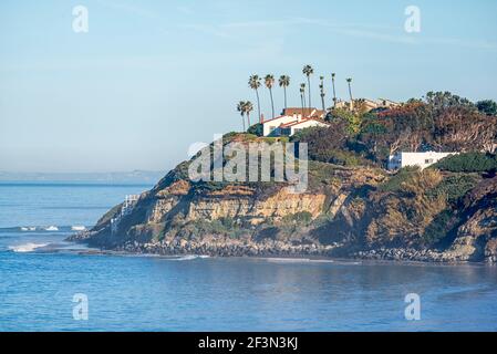 Wintermorgen in Encinitas, Kalifornien, USA. Die Selbstverwirklichungs-Gemeinschaft Hermitage kann auf dem Bluff gesehen werden. Stockfoto