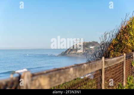 Wintermorgen in Encinitas, Kalifornien, USA. Die Selbstverwirklichungs-Gemeinschaft Hermitage kann auf dem Bluff gesehen werden. Stockfoto