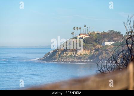 Wintermorgen in Encinitas, Kalifornien, USA. Die Selbstverwirklichungs-Gemeinschaft Hermitage kann auf dem Bluff gesehen werden. Stockfoto