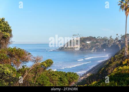 Wintermorgen in Encinitas, Kalifornien, USA. Die Selbstverwirklichungs-Gemeinschaft Hermitage kann auf dem Bluff gesehen werden. Stockfoto