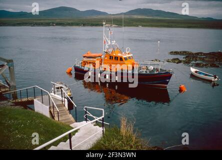 Das Islay Lifeboat vertäute am Hafen und fragte auf der Innenseite hebriden Insel Islay in 1989 Stockfoto