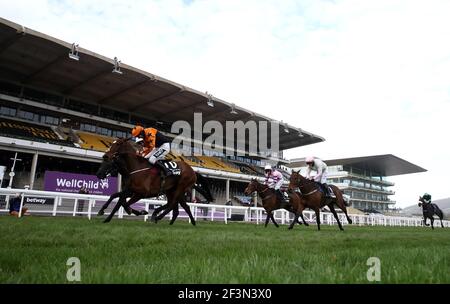 Setzen Sie den Kessel auf geritten von Aidan Coleman auf ihrem Weg zum Sieg der Betway Queen Mutter Champion Chase am zweiten Tag des Cheltenham Festival auf Cheltenham Rennbahn. Bilddatum: Mittwoch, 17. März 2021. Stockfoto