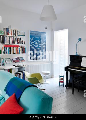 Wohnzimmer mit Regalen und Klavier, UK nach Hause Stockfoto