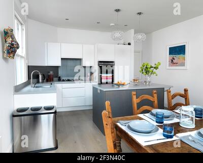 Holztisch in moderner Küche. Stockfoto