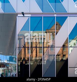 Reflection of John Rylands Library RBS Building Manchester Architekt: Basil Champneys (1842-1935) Sheppard Robson Architects Stockfoto