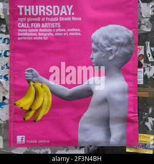 Junge mit Frosch hält Bananen Stockfoto