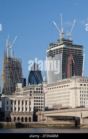 Zwischen den Baustellen des Leadenhall Building, links, und 20 Fenchurch S steht das Swiss Re Insurance Building, auch Gherkin genannt Stockfoto