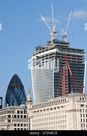 Das 'Walkie-Talkie'-Gebäude im Bau mit dem Gherkin, London, England. Stockfoto