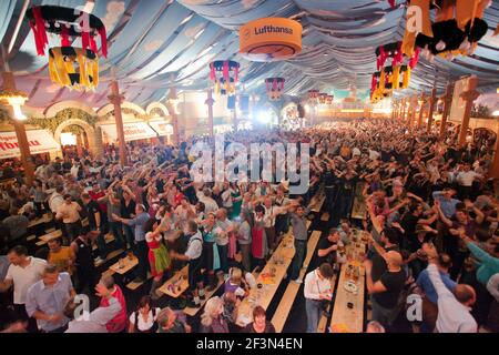 Deutschland, Cannstatter wasn, Oktoberfest, Menschen im Bierzelt Stockfoto