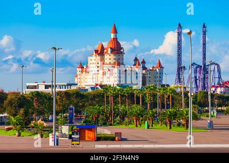 Sotschi, Russland - 04. Oktober 2020: Bogatyr Schloss - Hotel und Kongresszentrum Komplex in Sotschi Theme Park in Sotschi Resort Stadt in Russland Stockfoto