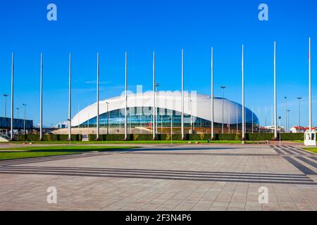 Sotschi, Russland - 04. Oktober 2020: Bolschoy Ice Dome im Olympischen Park von Sotschi, der für die Olympischen Winterspiele 2014 gebaut wurde. Stockfoto