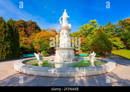 Sotschi, Russland - 04. Oktober 2020: Skazka-Brunnen im Arboretum-Park von Sotschi einzigartige subtropische Flora und Fauna in Sotschi Resort Stadt in Krasnodar Stockfoto