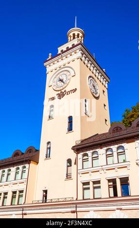 Rosa Khutor, Russland - 06. Oktober 2020: Rathaus im Zentrum von Roza Khutor, einem alpinen Skigebiet in der Nähe von Krasnaja Poljana Stadt in Sotschi regio Stockfoto