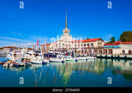 Sotschi, Russland - 04. Oktober 2020: Sotschi Hafen oder Marine Passagierterminal und Boote in der Marina. Sotschi ist die Urlaubsstadt am Schwarzen Meer in Russland. Stockfoto