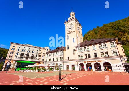 Rosa Khutor, Russland - 06. Oktober 2020: Rathaus im Zentrum von Roza Khutor, einem alpinen Skigebiet in der Nähe von Krasnaja Poljana Stadt in Sotschi regio Stockfoto