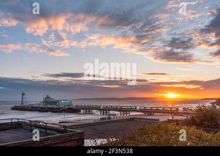 Blick über Bournemouth Beach bei Sonnenuntergang mit dem Bournemouth Pier im Vordergrund, Dorset Coast, England, UK Stockfoto