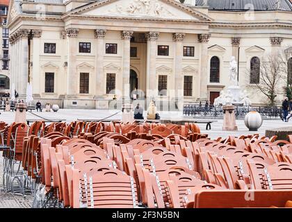 Berlin, Deutschland. März 2021, 17th. Gefaltete Stühle eines Restaurants stehen am Gendarmenmarkt. Aufgrund der Corona-Pandemie bestehen weiterhin Beschränkungen für den Gastronomie-Handel. Quelle: Annette Riedl/dpa/Alamy Live News Stockfoto