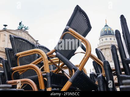 Berlin, Deutschland. März 2021, 17th. Gestapelte Stühle eines Restaurants stehen auf dem Gendarmenmarkt. Aufgrund der Corona-Pandemie bestehen weiterhin Beschränkungen für den Gastronomie-Handel. Quelle: Annette Riedl/dpa/Alamy Live News Stockfoto