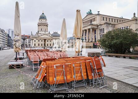 Berlin, Deutschland. März 2021, 17th. Gefaltete Stühle und Tische eines Restaurants stehen auf dem Gendarmenmarkt. Aufgrund der Corona-Pandemie bestehen weiterhin Beschränkungen für den Gastronomie-Handel. Quelle: Annette Riedl/dpa/Alamy Live News Stockfoto