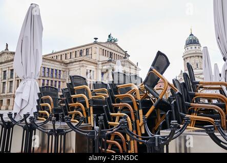 Berlin, Deutschland. März 2021, 17th. Gestapelte Stühle eines Restaurants stehen auf dem Gendarmenmarkt. Aufgrund der Corona-Pandemie bestehen weiterhin Beschränkungen für den Gastronomie-Handel. Quelle: Annette Riedl/dpa/Alamy Live News Stockfoto