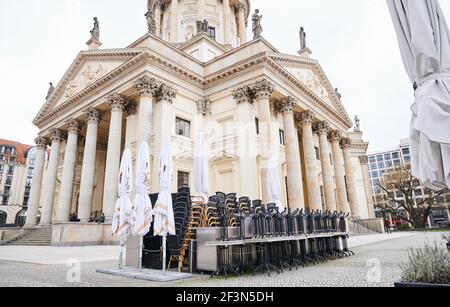 Berlin, Deutschland. März 2021, 17th. Gefaltete Stühle eines Restaurants stehen am Gendarmenmarkt. Aufgrund der Corona-Pandemie bestehen weiterhin Beschränkungen für den Gastronomie-Handel. Quelle: Annette Riedl/dpa/Alamy Live News Stockfoto