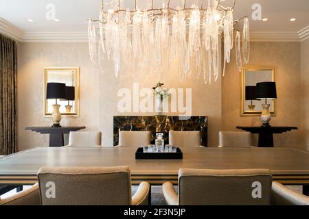 Luxuriöses Interieur in Harrogate Hause entworfen. Esszimmer mit großen Glas-Kronleuchter über Tisch Stockfoto