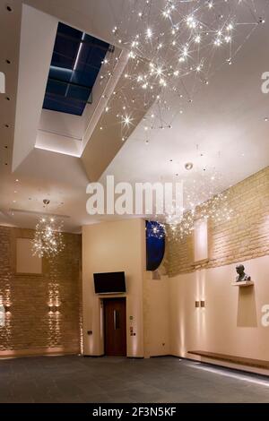 Merton College, University of Oxford, Hörsaal und Empfangsbereich. Empfangsbereich in doppelter Höhe mit großem Oberlicht. Lichtinstallation zur Nachahmung Stockfoto