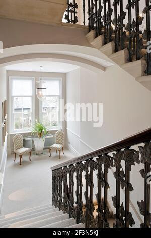 Imposantes Familienhaus am Rande des Clapham Common, London. Ursprünglich entworfen von James Knowles im Jahr 1863. Original Steintreppe mit verzierten Blatt Mo Stockfoto