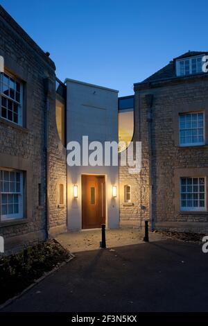 Merton College, University of Oxford, Hörsaal und Empfangsbereich. Außenansicht in der Abenddämmerung des Merton College. Steinwände und dezente Beleuchtung. Stockfoto