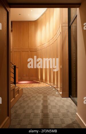 Merton College, Universität Oxford, Hörsaal und Rezeption Bereich. Eingang Blick in Hörsaal mit Holz getäfelten Wänden voller Höhe beleuchtet. Stockfoto